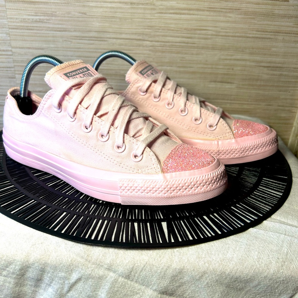 Women’s baby pink converse size 9